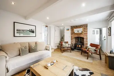 Image de A charming cottage just a stones throw from the Quay