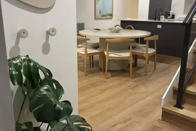 Image de Luxury coastal townhouse only minutes from beach, restaurants and shops.