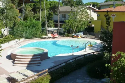 Image de Appartement meublé avec goût avec piscine et espace vert