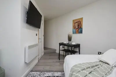 Image de Town Centre-Studio-Economie-Salle de bain et douche-Vue sur Rue