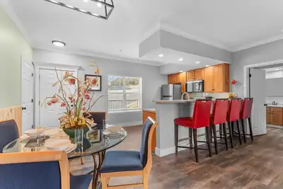Image de Secluded Solitude: Peaceful Condo with Marina