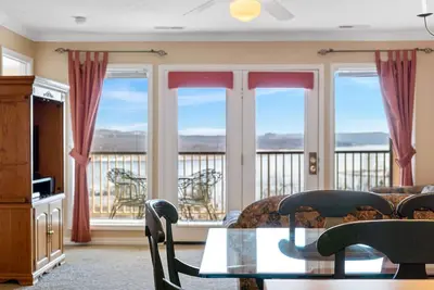 Image de Lakefront Retreat: Boat Rentals & Tiki Bar