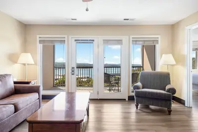 Image de Lakeview-Walk-In King Suite Condo w/ Marina Access