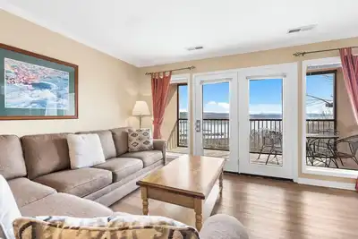 Image de Scenic Lakeview Condo with Marina