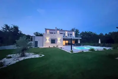 Image de stunning 265m² modern villa  4-bedroom villa with jacuzzi pool, perfect