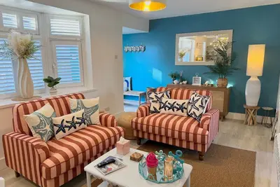 Image de Luxury Coastal Escape with Mumbles Lighthouse View | Pass the Keys