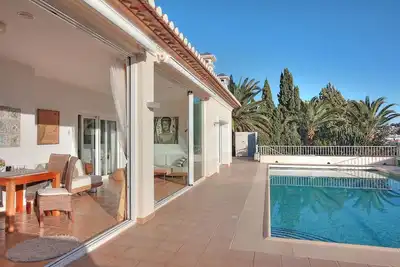 Image de Modern house with beautiful heated swimming pool