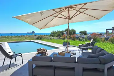 Image de Villa en bord de mer avec piscine