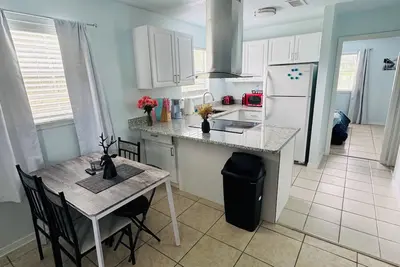 Image de Cozy Apt w/ King Bed w Laundry 25 from Beach #D