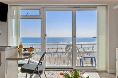 9 Strandways - Sea Views, Parking, Beach Access