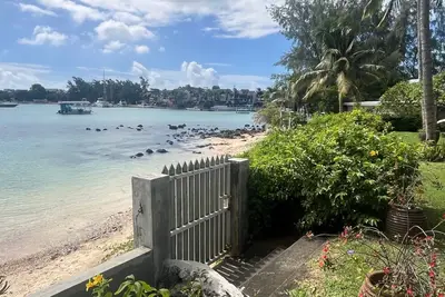 Image de Grand Baie beachfront apartment with 3 double bedrooms and 2 balconies.