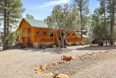 Image de Fall Special! Free Wine - Cozy Cabin in the Pines! WiFi, Wood Stove!