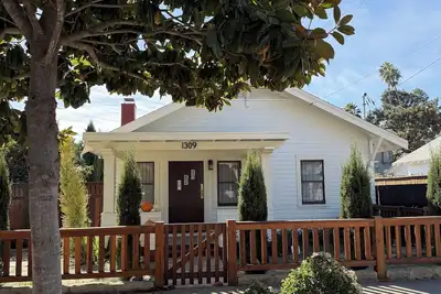 Image de Charming 2-bedroom cottage with Hot Tub; walk and bike everywhere!