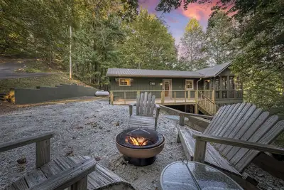 Image de Pet-Friendly Creekside Cabin • 2br + Fire Pit