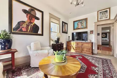 Image de Spacious Downtown Spot-Sleeps 8!