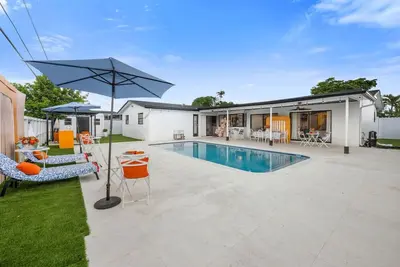 3br Home w/Pool - 10 Mins from Hard Rock Stadium!