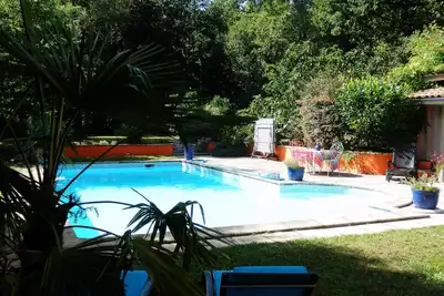 Image de Maison de charme avec piscine au calme dans un écrin de verdure