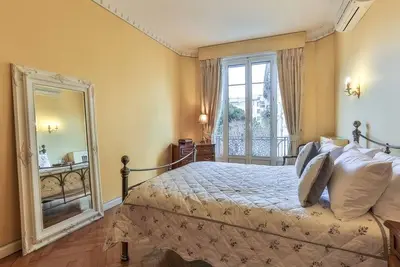 Image de Classic Chic Elegance - Close to Everything with Ac.