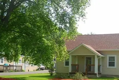 Image de Peaceful 2-bedroom / 2-bathroom house with WiFi and Ac in serene Shady Side