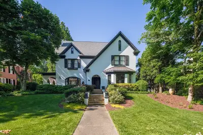 Image de Spacious, Private Haven w Separate Carriage House, Gym, Game Rm. 5min 2 Dwntn