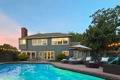 Image de Room to Relax, Inside and Out - Pool • Gym • Game Room