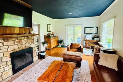 Image de Beautiful home with large yard