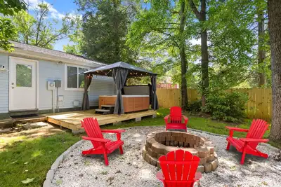 Image de 2b HotTub Oasis Close to Airport