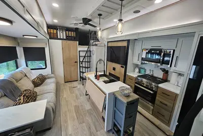 Image de Spacious 2025 Destination Rv Sleeps 9