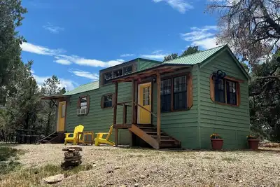 Image de Newly remodeled cabin across from Mesa Verde National Park