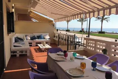 Image de Bel appartement avec une grande terrasse et directement sur la plage