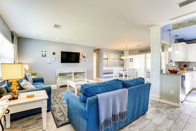 Image de 4 Mi to Venice Beach: Home w/ Patio & Yard