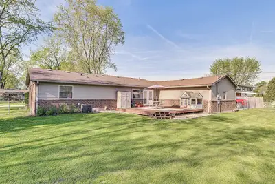 Image de 12 Mi to Indianapolis Motor Speedway: Home w/ Deck