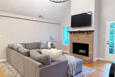 Image de Chapel Haven \\\\ 6 Bedrooms \\\\ 4 Bathroom \\\\ 8 Beds \\\\ 2-Unit Home \\\\ 2 Kitchens