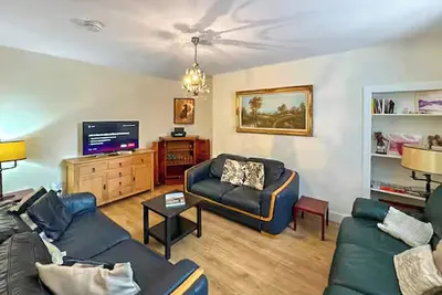 Image de Spacious five-bed retreat with many original features, modern comforts, and a private hot tub.