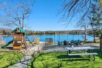 Image de Lakefront Retreat | Hot Tub, Fire Pit & Private Beach