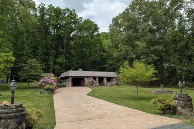 Image de Charming 3-bedroom cottage with lake access, dock, WiFi at Boone Lake