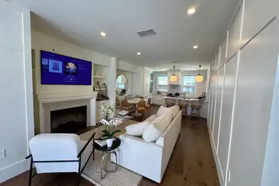 Image de Brand new, high-end, gorgeous 3 bedroom/3. 5 bath. Perfect Coronado location!