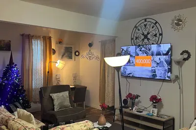 Image de Conrad’s 4-bedroom in fantastic Milwaukee;TVs in all rooms, WiFi, Ac, fitness/Par