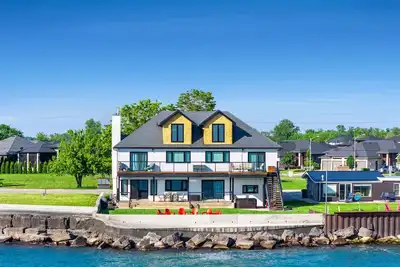 Image de 4 Bedroom Waterfront Retreat Near Point Pelee National Park