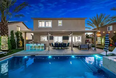 Image de Modern Oasis - Sleeps 21• Pool, Spa & Game Lounge