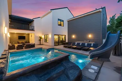 Image de Brand New Home; inside slide, gourmet kitchen, view for days, and just feels like home!