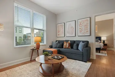 Image de Elegant 2bd/2ba condo w Parking/Pool/Gym