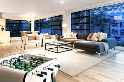 Image de Award Winning Stunning Modern Glass Wall Penthouse, Leicester City Centre Treeside Views