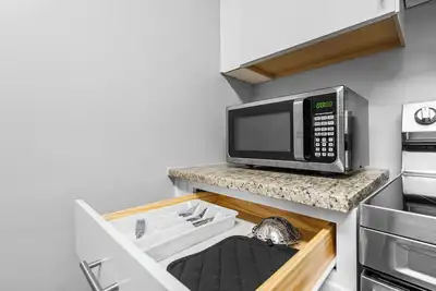 Image de Uptown Modern & Quaint 1-bedroom suite