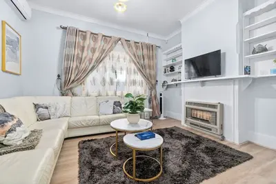 Image de Stylish 3br Retreat | Walk to Shops and 12min to Cbd