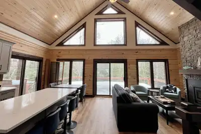 Image de Luxury Muskoka River Log Cabin