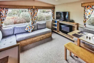 Image de Well presented 12ft-wide caravan with one double and two twin.