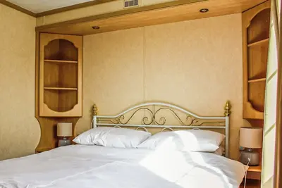 Image de Introducing the Carnaby Roxburgh, a 2-bedroom caravan designed to comfortably sleep up to 4 guests.