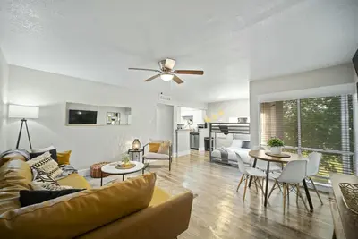 Spacious and Stylish Apartment | At&T Stadium