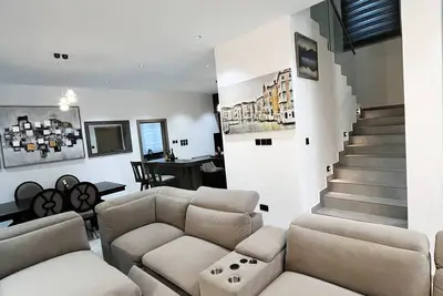 Luxury 5-Bed, 5-Bath Home in Gated Community with Reverse Osmosis for Rent.